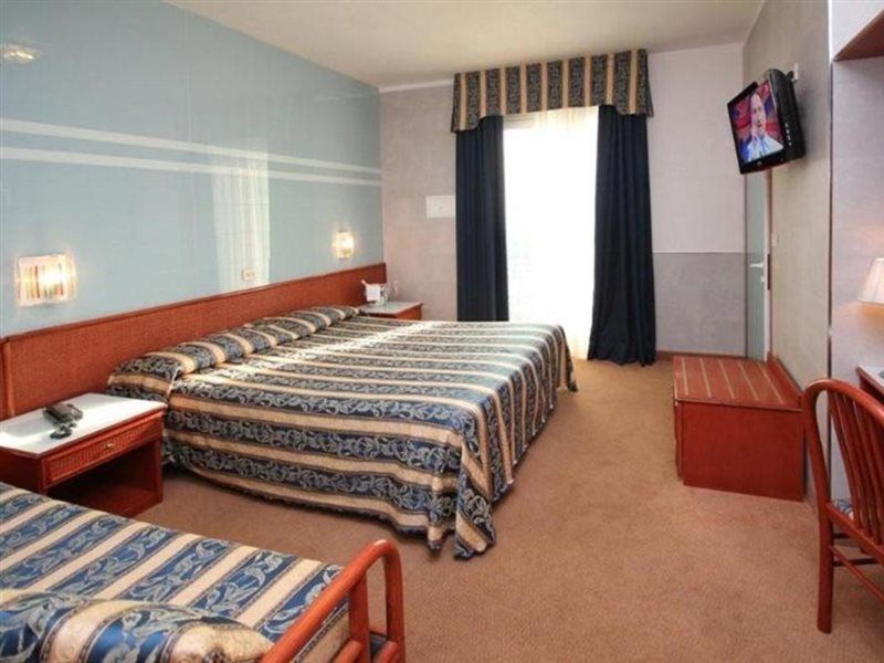 Hotel Colombo Лидо ди Йезоло Екстериор снимка