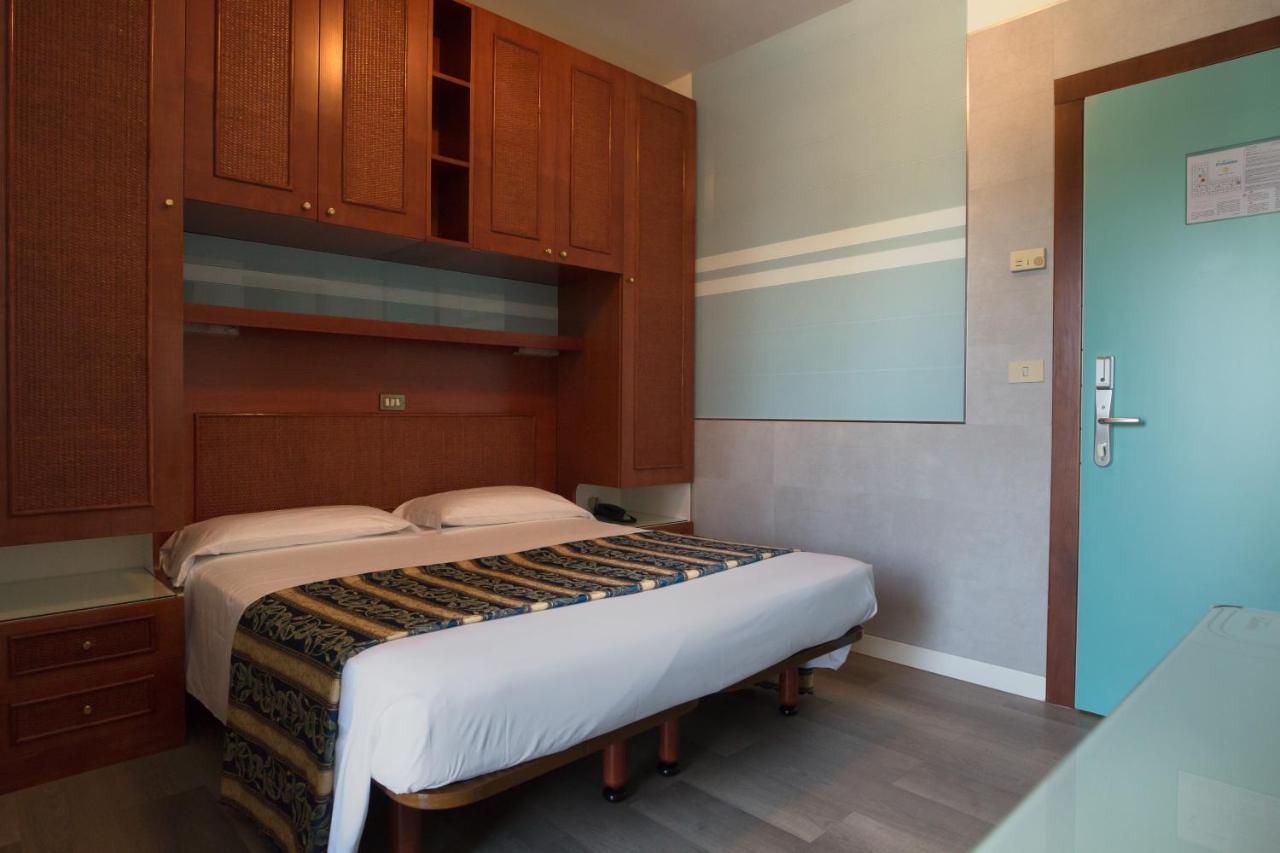 Hotel Colombo Лидо ди Йезоло Екстериор снимка